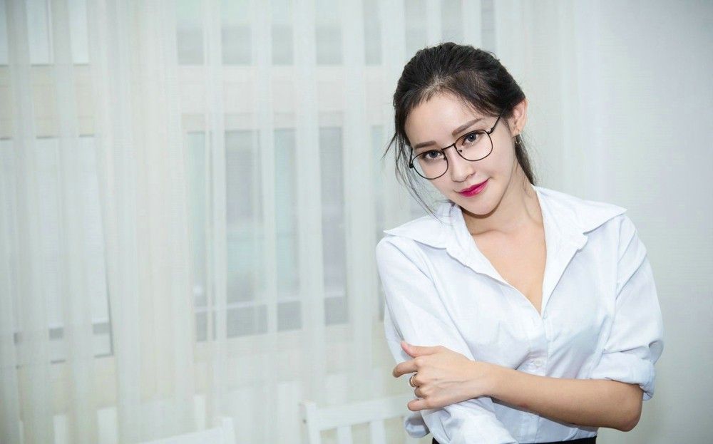 爆乳白领OL女秘书绝色尤物制服诱惑性感写真