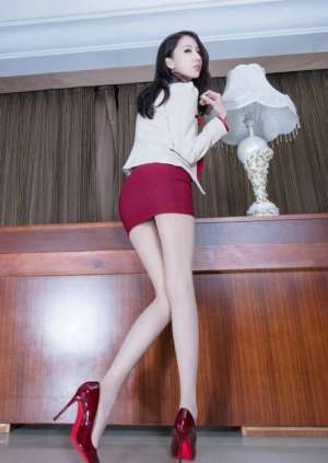 肉丝美腿女秘书红色包臀裙翘臀性感写真