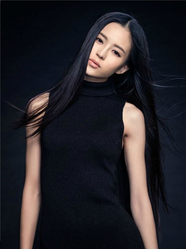 氧气美女温心黑色短裙迷人写真