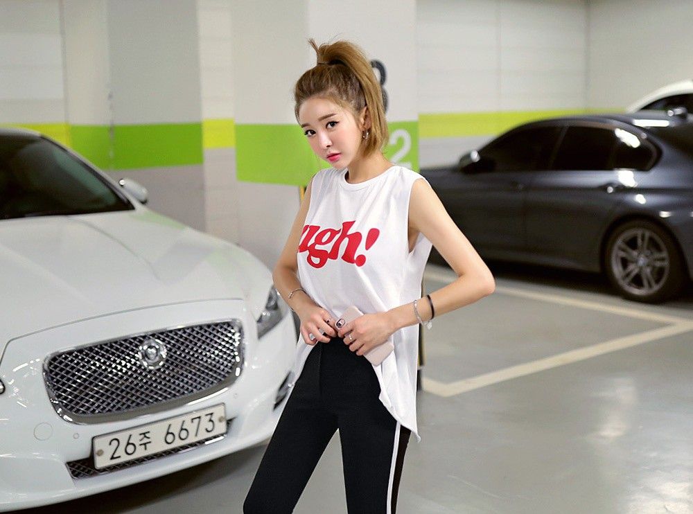 高挑美女停车场靓丽休闲活力时尚迷人摄影图片