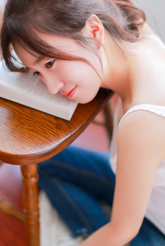 双眼皮大眼睛美少女夏日背心酥胸性感居家牛仔裤美腿写真