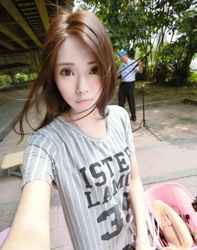 台湾美女模特承容室外自拍写真