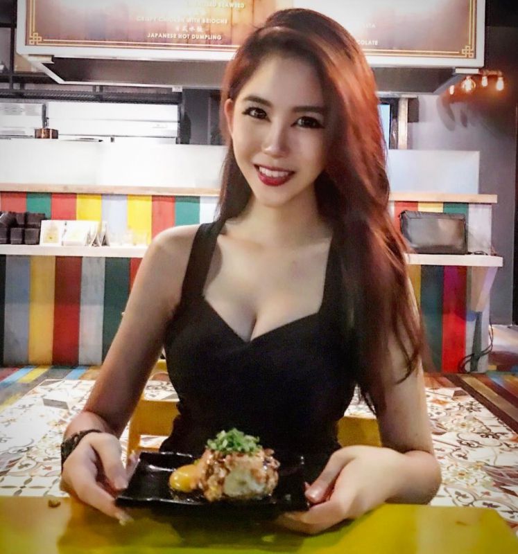 大马柔佛正妹李佳丽傲人事业线乳沟诱人性感泳衣图