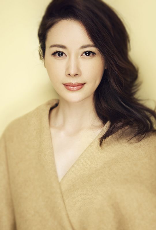 邓英清新短裙户外迷人写真
