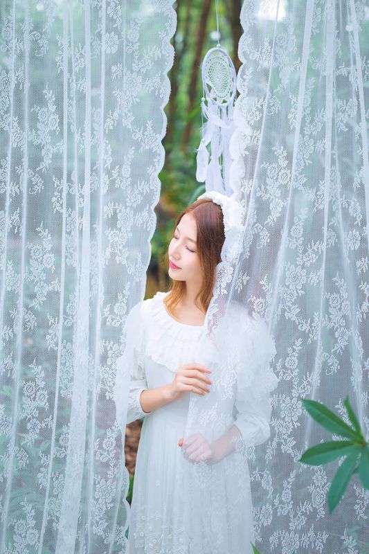 梦境森林内的纯真可爱精灵轻纱朦胧裙梦幻写真