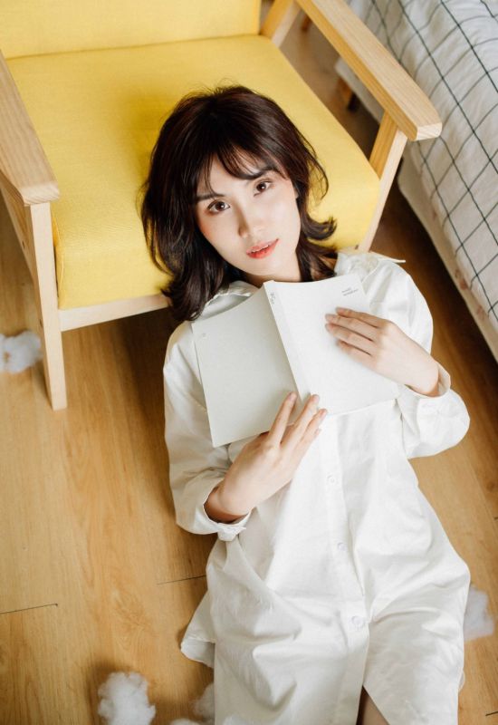 童颜美乳少妇白衬衣小粉内裤美腿私房撩人销魂照片