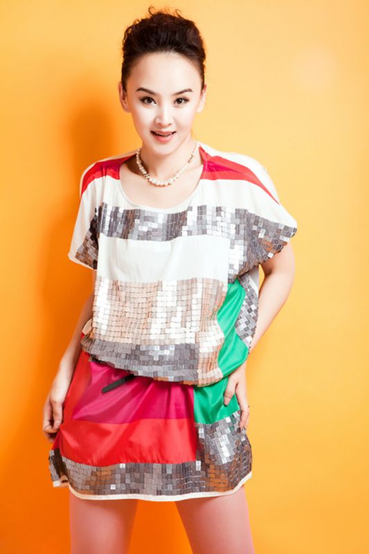 中国美女明星王晶最新棚拍展俏皮可人模样