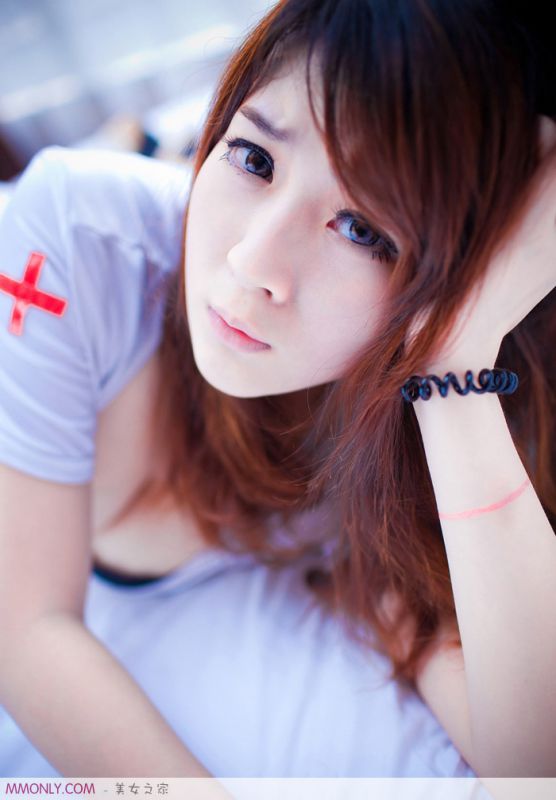 性感酥胸美女私房白色诱人写真