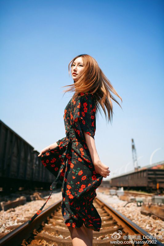 上海美女车模周思迪性感长腿写真