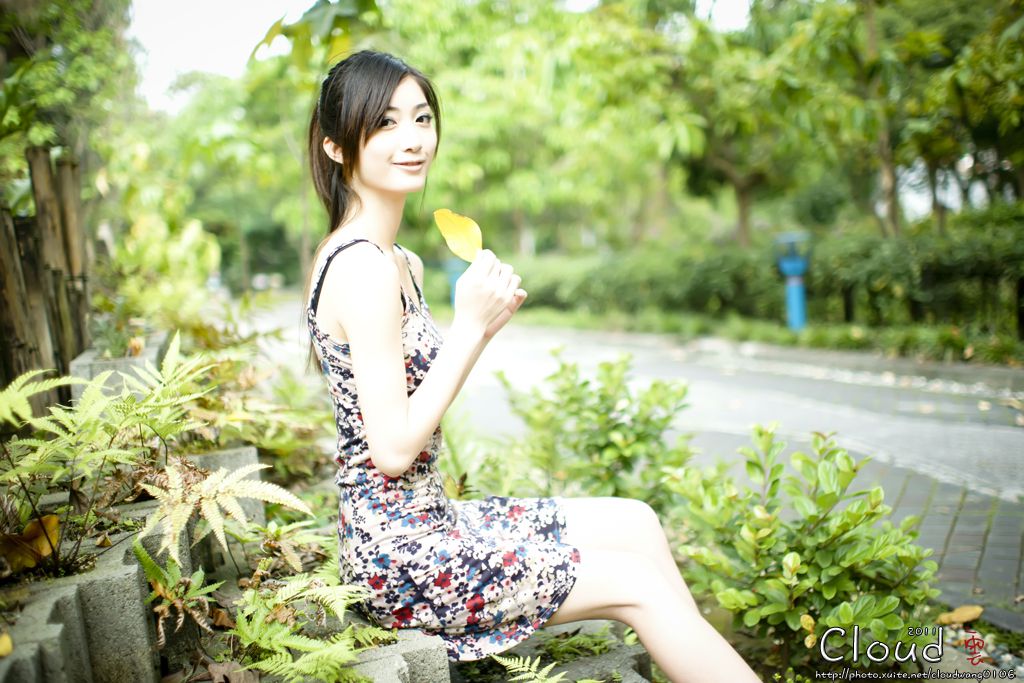 台湾超短裙美女Emily户外清纯可人美照
