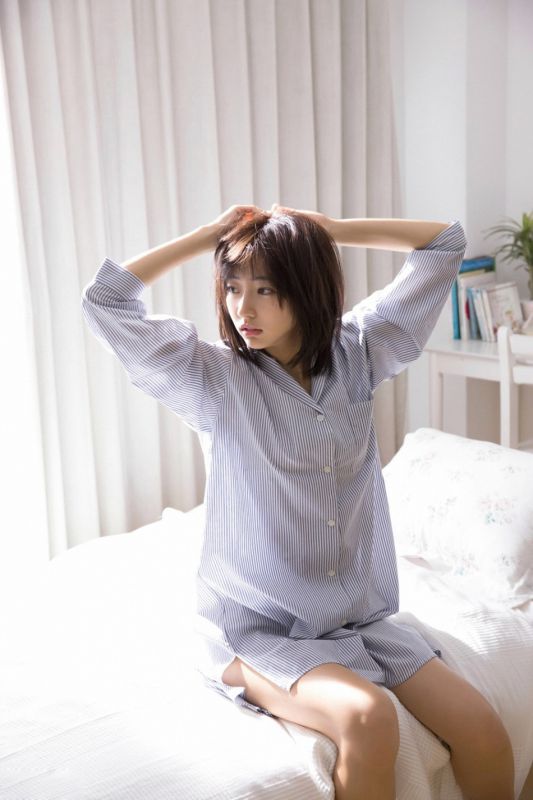 衬衫美女武田玲奈慵懒睡姿美照
