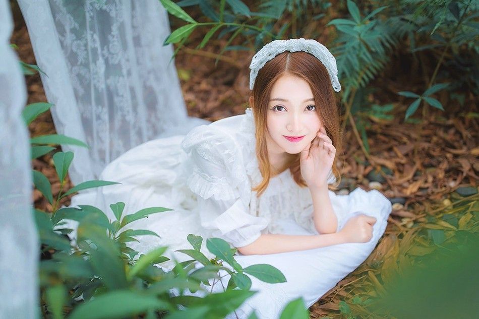 梦境森林内的纯真可爱精灵轻纱朦胧裙梦幻写真