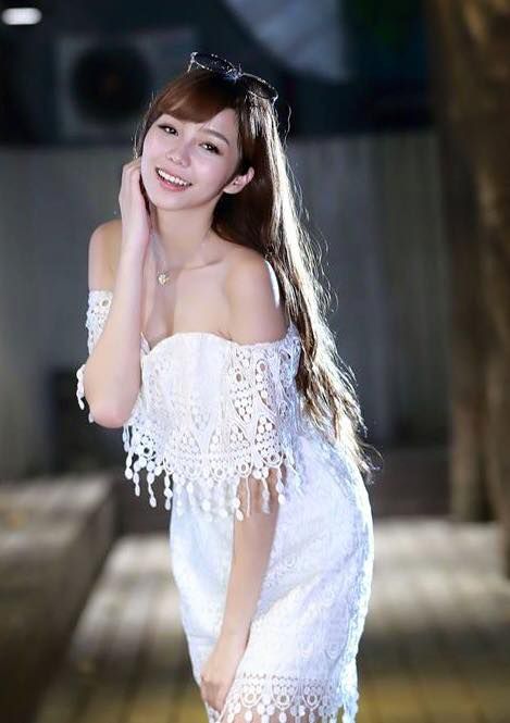 90后人气模特陈蕴予清纯自拍写真