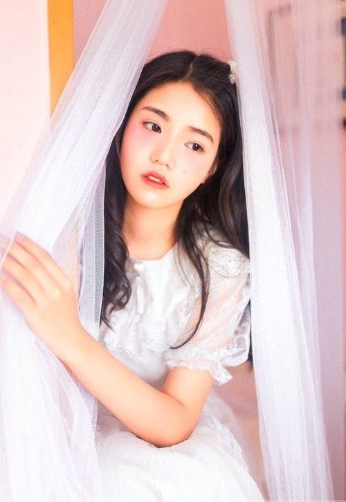 蕾丝公主裙清纯美女柔美写真图片