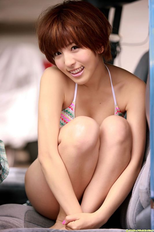 日本妩媚女优松井绘里奈车内诱人写真