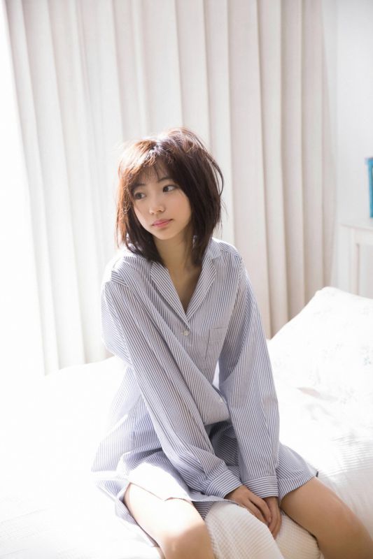 衬衫美女武田玲奈慵懒睡姿美照