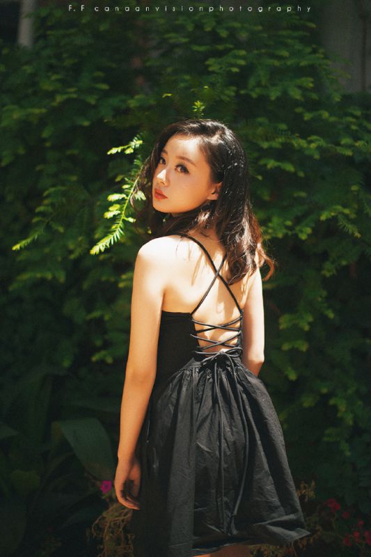 性感吊带裙美胸美女私房诱人写真