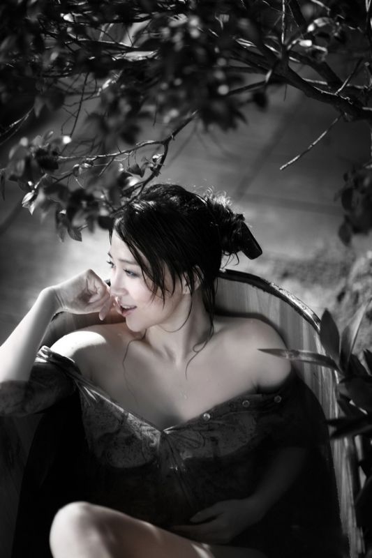 推女神伍月私房白色内衣秀浑圆大胸图