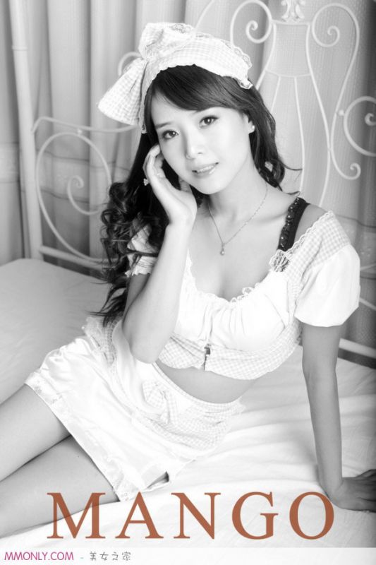 性感酥胸圣诞制服美女诱人写真