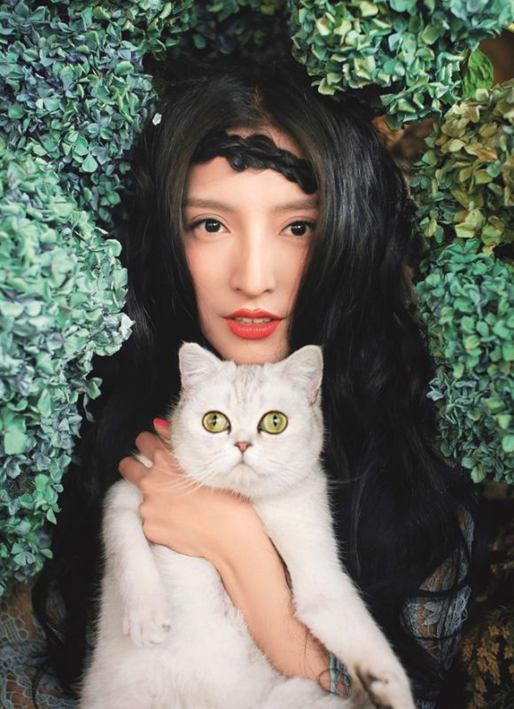 潘辰携萌宠拍摄写真清新动人