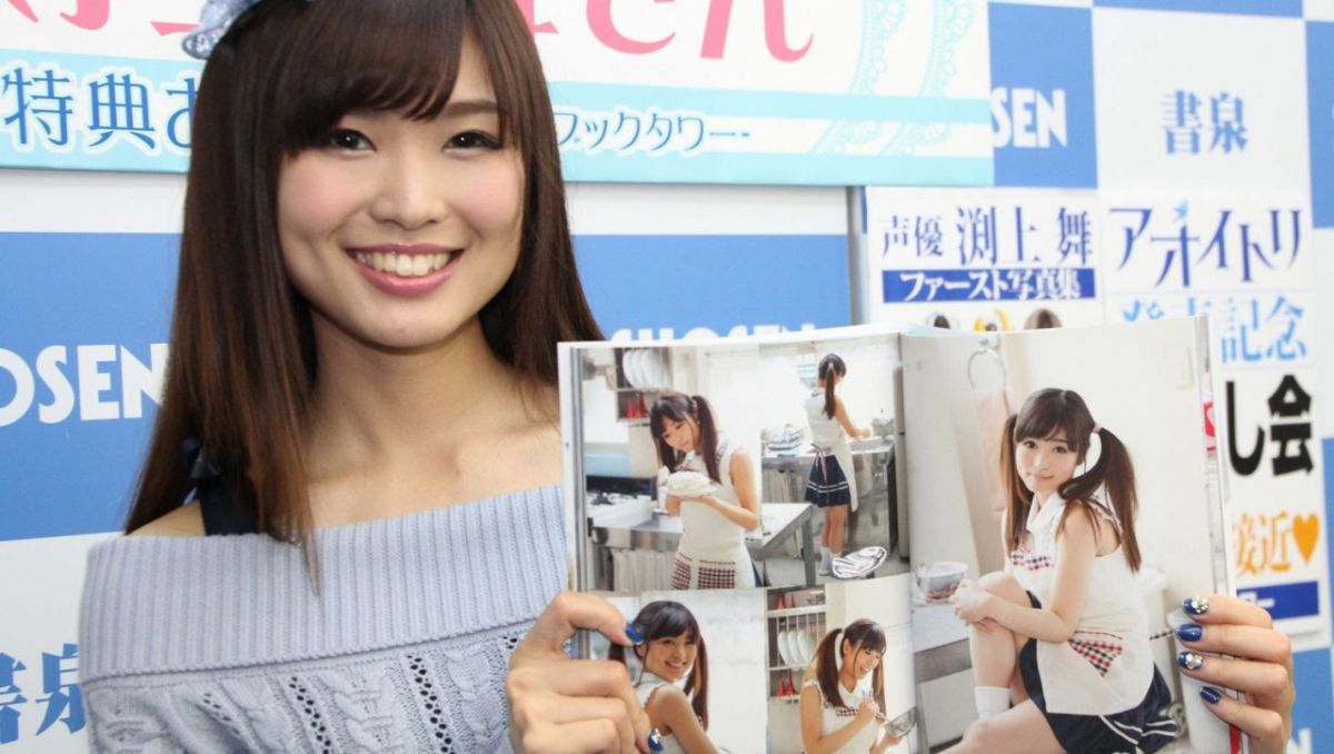 日本清纯少女m上舞棚拍露甜甜的微笑