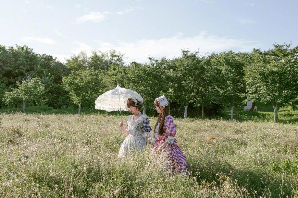 街拍姐妹花洛丽塔梦幻格子女仆装可爱诱惑大胆写真