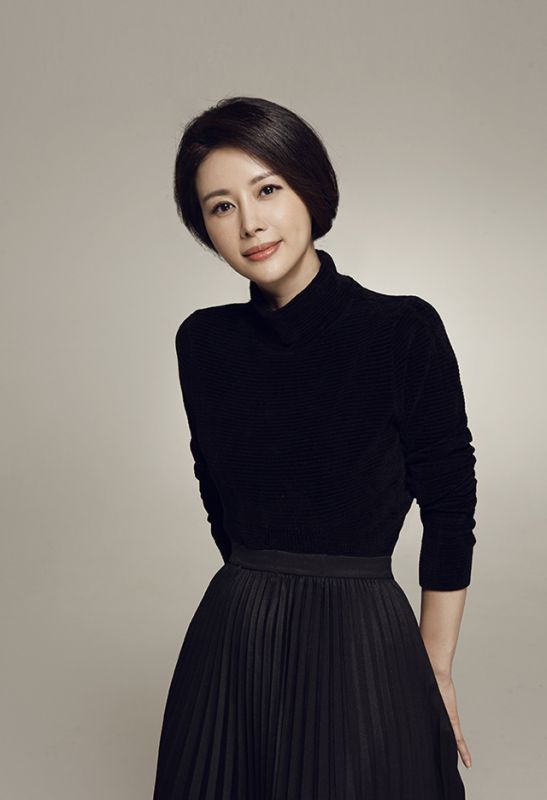 邓英清新短裙户外迷人写真