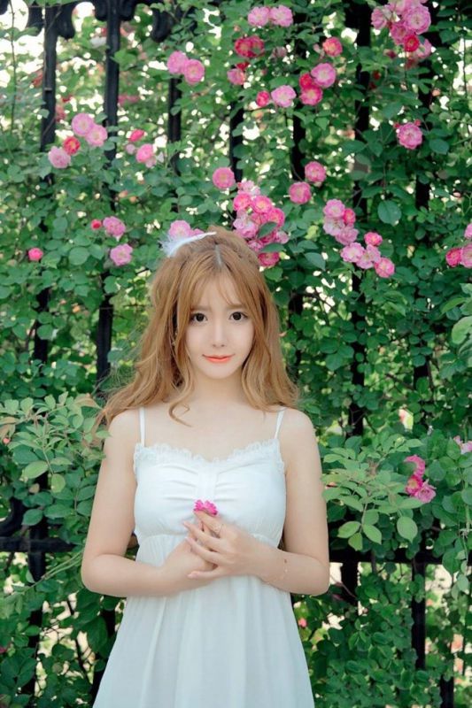 吊带白裙花仙子唯美花丛白皙水嫩可爱写真