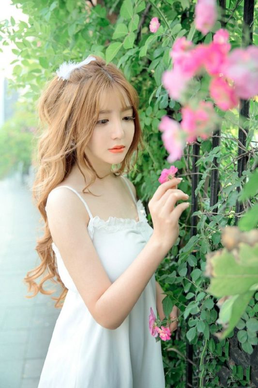 吊带白裙花仙子唯美花丛白皙水嫩可爱写真