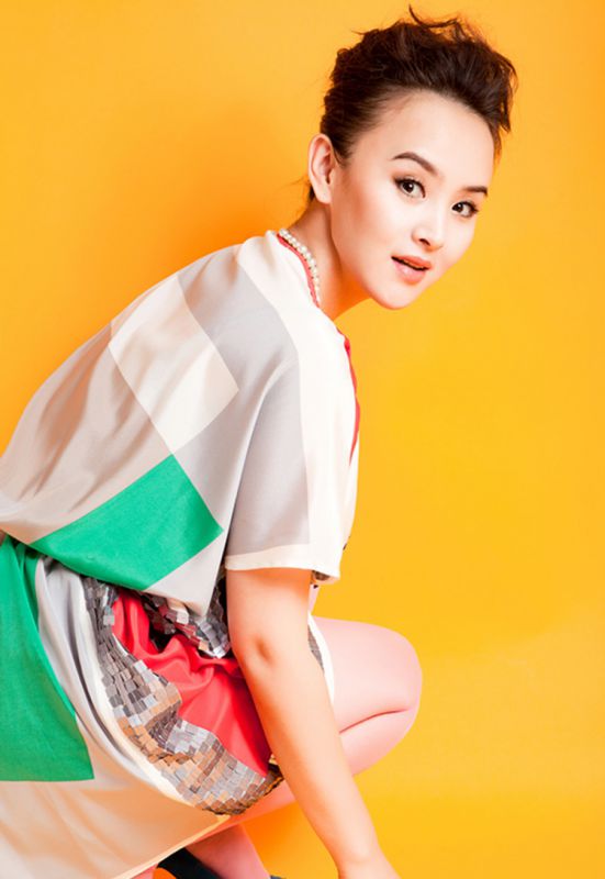 中国美女明星王晶最新棚拍展俏皮可人模样