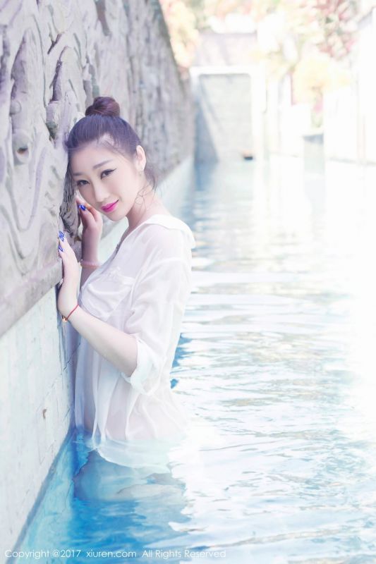 貌美腿长美女妲己_Toxic泳池白衬衫湿身诱惑旅拍写真