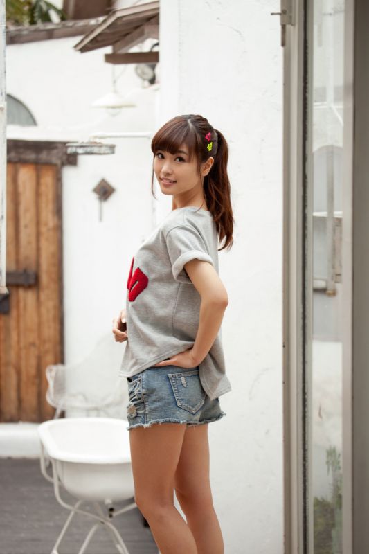 日本清纯少女m上舞棚拍露甜甜的微笑