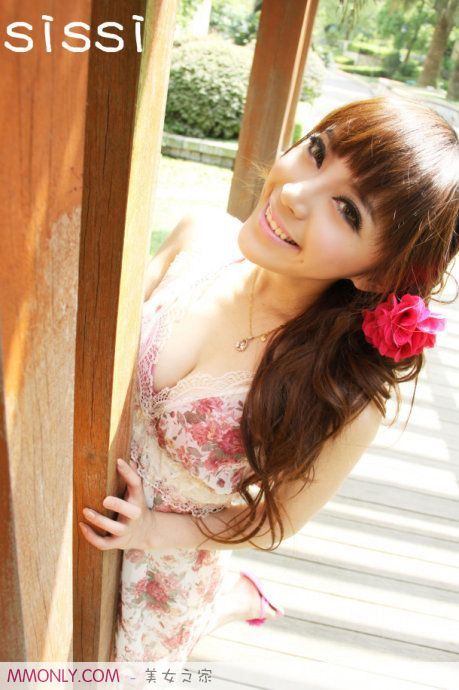 性感酥胸吊带裙美女户外诱人写真