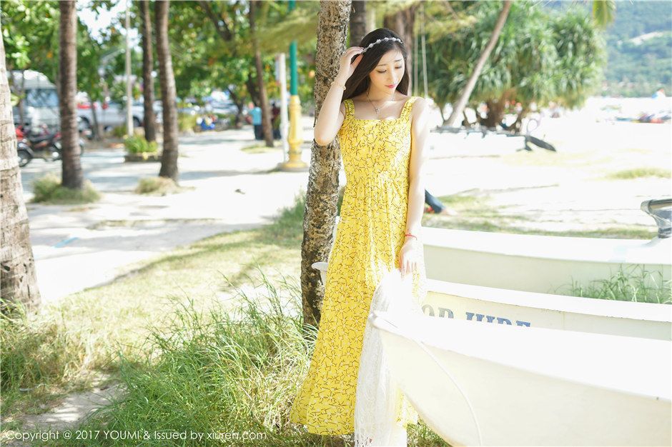 素颜美女妲己_Toxic黄色吊带裙靓丽旅拍海滩写真