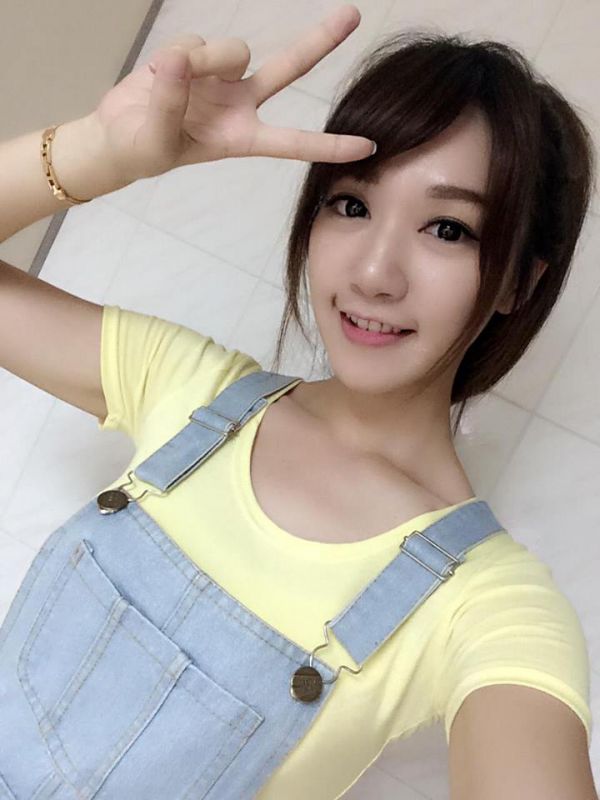 台湾美女模特泱泱(吴泱)清纯自拍写真