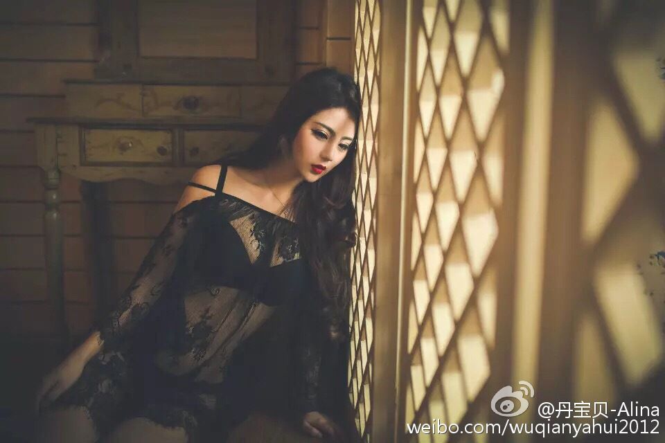 性感内衣美女丹宝贝Alina私房大秀骨感身材