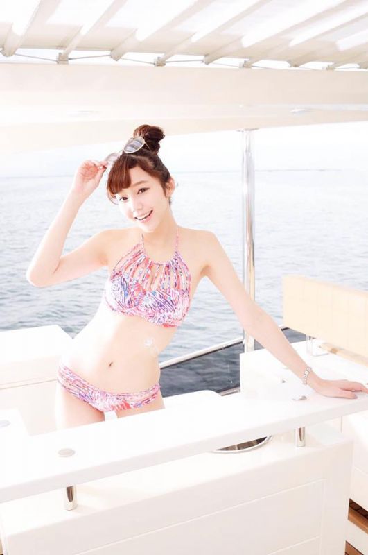 90后人气模特陈蕴予清纯自拍写真