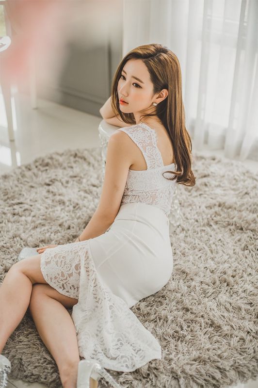 韩国大胸美女爆乳酥胸蕾丝裙丰腴美人高清写真