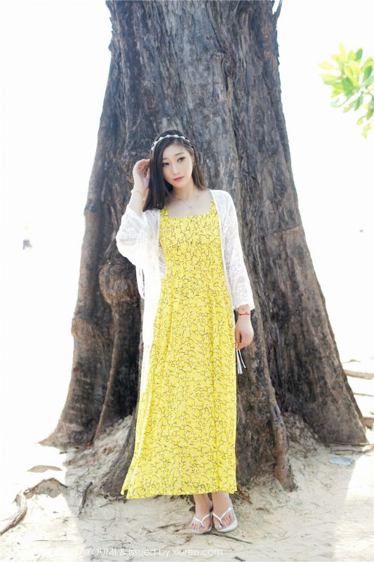素颜美女妲己_Toxic黄色吊带裙靓丽旅拍海滩写真