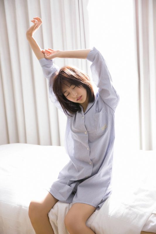 衬衫美女武田玲奈慵懒睡姿美照