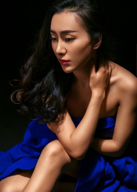 女星吉丽蓝色礼服性感写真