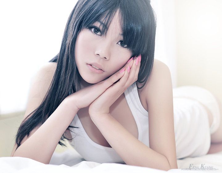 白色内衣美女私房性感撩人写真