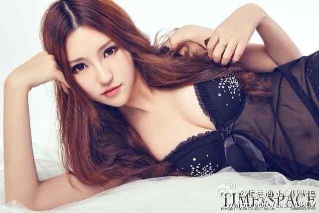 上海美女车模周思迪性感长腿写真