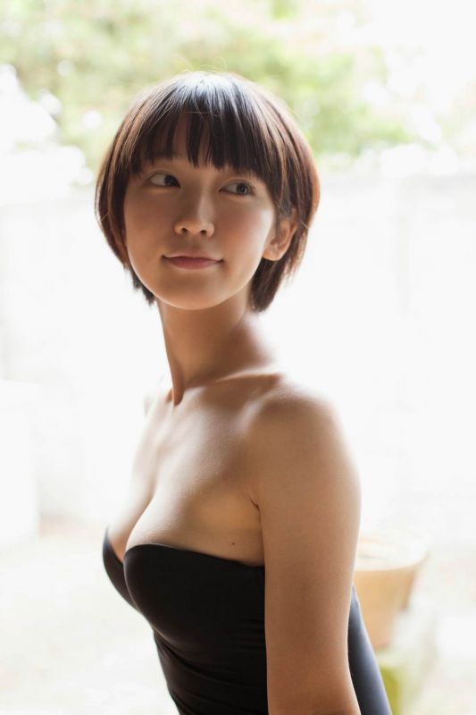 丰满内衣美女吉冈里帆私房性感写真
