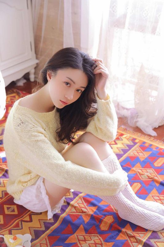 娇艳清纯美腿少女白色内裤居家性感诱人丝袜写真