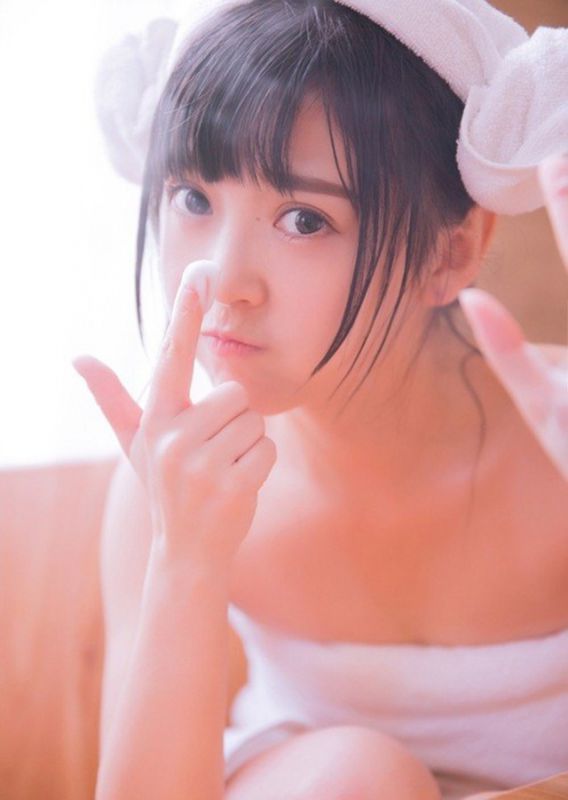 小可爱少女娇嫩性感裹胸浴巾木桶玩泡泡俏皮私房写真