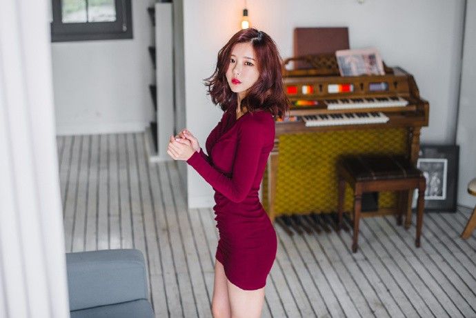 卷发美女肤白貌美大长腿包臀酒红裙性感私房照