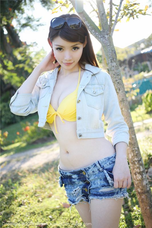 性感美胸内衣美女户外诱人写真