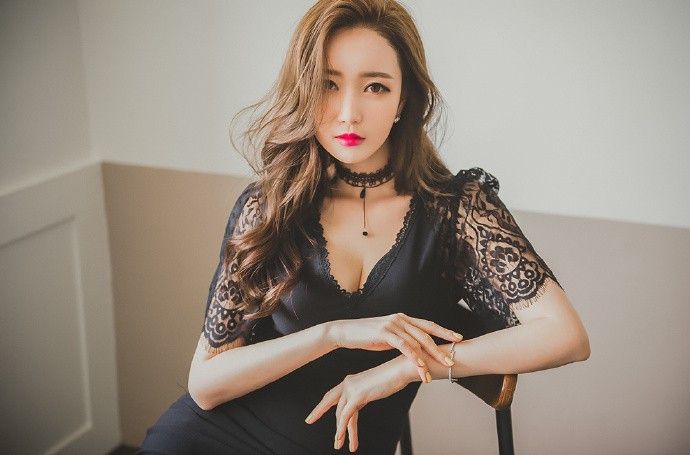 黑色紧身连衣裙美女黑丝长腿魅力撩人写真