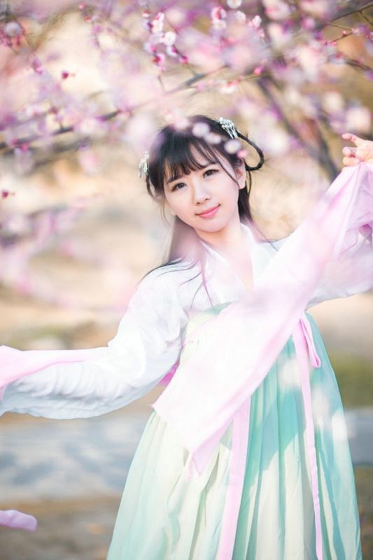 古装甜美少女户外樱花桃林唯美清新迷人写真